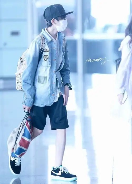 王源机场短裤长腿图片