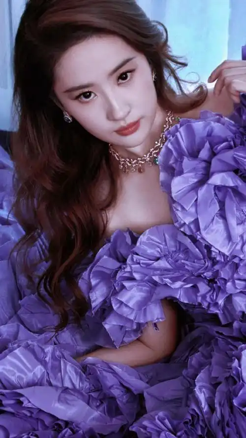 别再嘲被身材拖累的美人了刘亦菲告诉你珠圆玉润也能风情万种