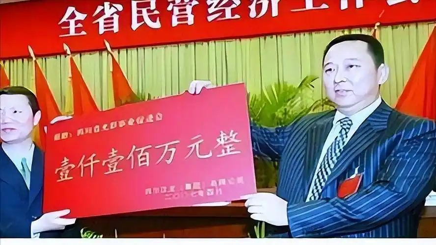 2015年,身家400亿黑老大刘汉被执行死刑,押赴刑场时神情恍惚_村民