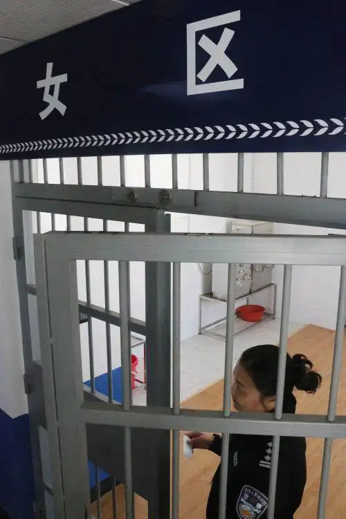 探访:看守所里的女警,高墙内的铿锵玫瑰