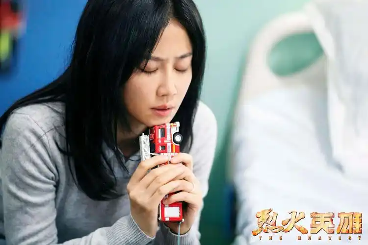 谭卓主演《烈火英雄》今日上映 诠释"英雄背后的英雄"