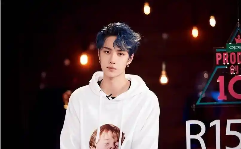 有种"惊艳"叫王一博染头发,染白又奶又a,染蓝帅成了漫画脸_形象_影视