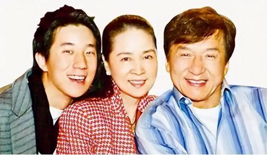 69岁成龙和46岁金喜善再演情侣?网友:18年了,先认回小龙女吧!