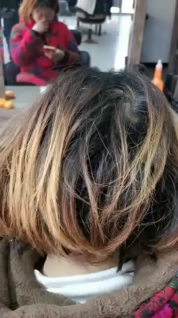 现在的女孩子太疯狂了,头发都焦成这样了还要烫,我也是很无奈啊!