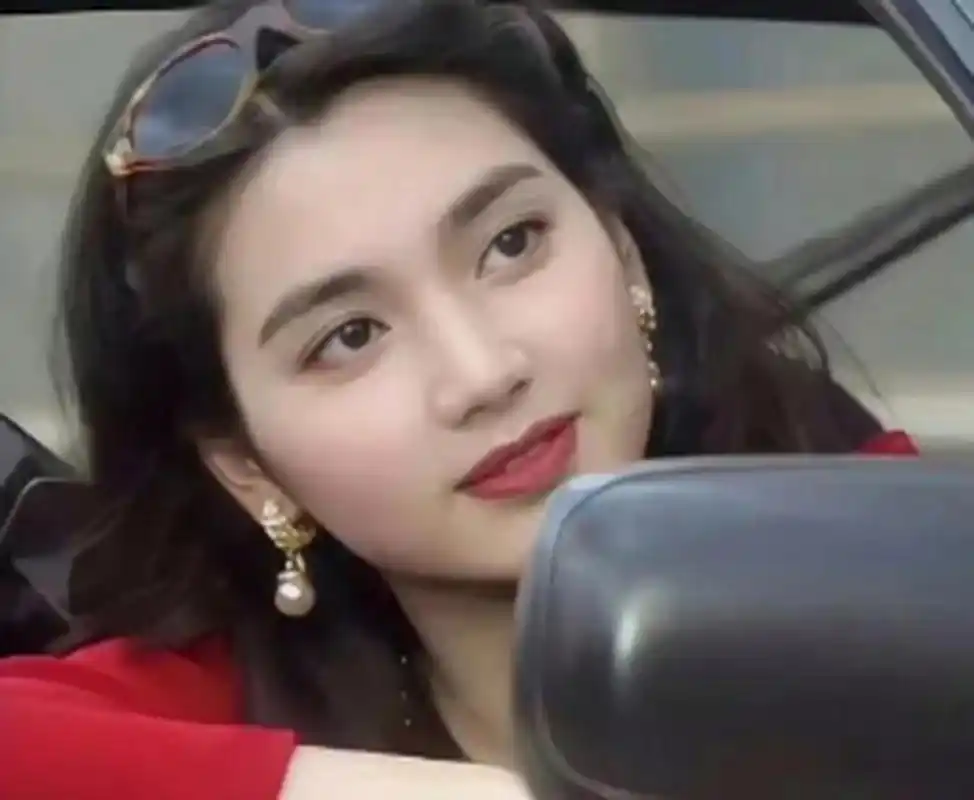 洪欣年轻时,真的是浓眉大眼的港风女神!