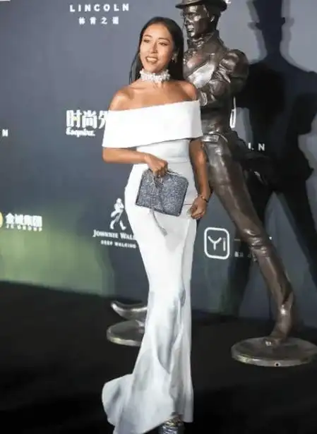 吉克隽逸162身高穿出182超模比例,穿白色吊带连衣裙 珍珠项链叠带