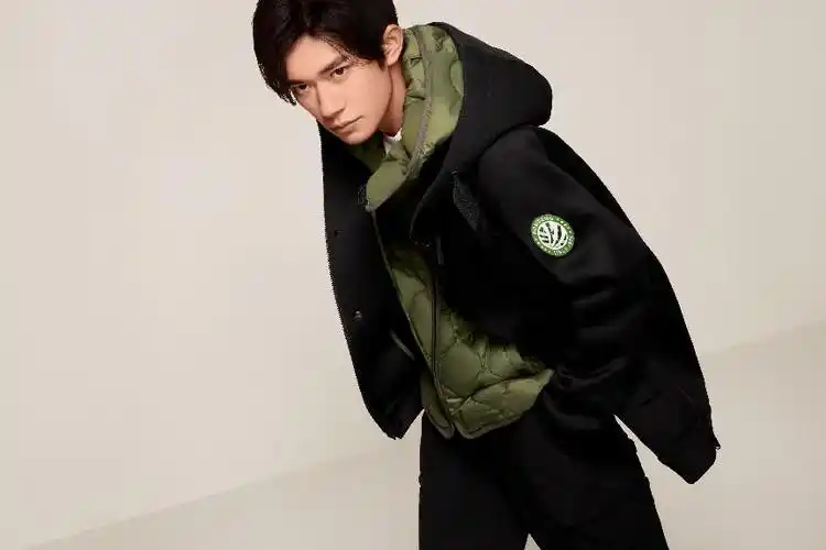 波司登携手品牌代言人易烊千玺带来全新演绎_羽绒服_时尚_风衣
