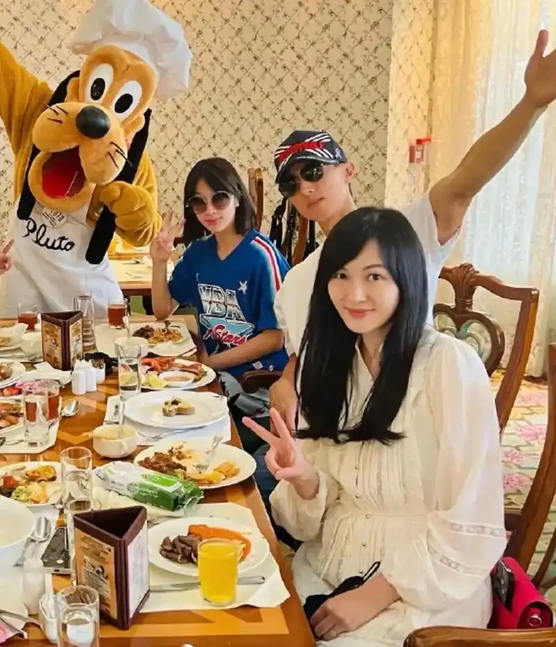 吴尊官方身高182cm,12岁女儿站他旁边已经到了耳朵的位置,neinei现在