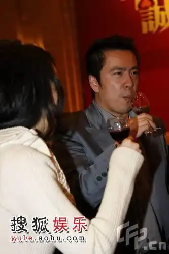 组图:徐若瑄吃相可爱遭狂拍 与王中磊贴耳密聊