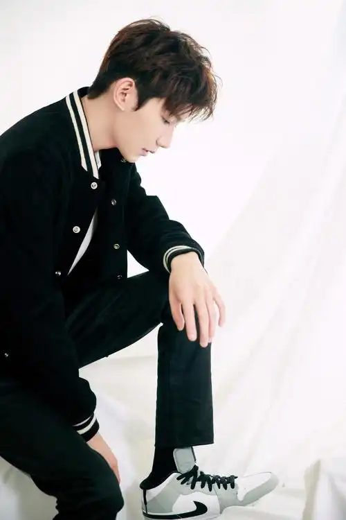 小鲜肉王源青春活力写真