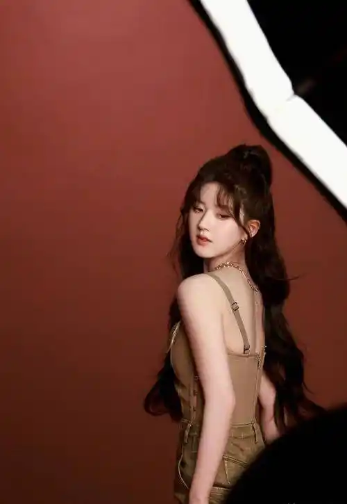 赵露思小香风写真曝光,展现完美曲线与氛围感_照片_魅力_肌肤