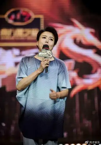 丁嘉丽曾有两次婚姻,但两任丈夫都在她怀孕的时候!