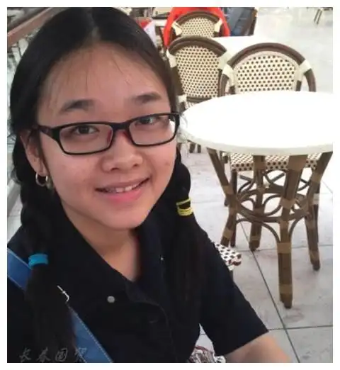 小女儿 2020年2月,刀郎与朱梅的婚姻已走过了23个年头,大女儿罗添已经