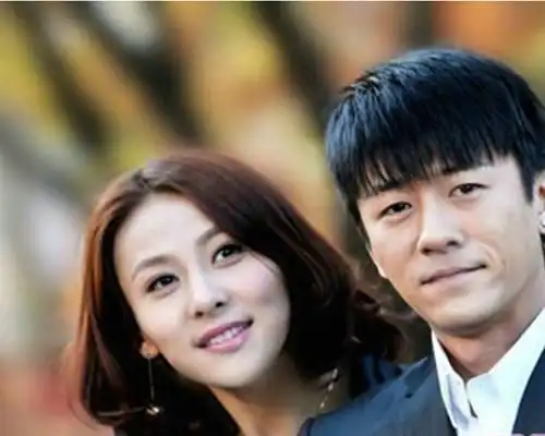 据悉,林雨申和其老婆杨雨辰是大学同学,所以毕业没多久就结婚了.