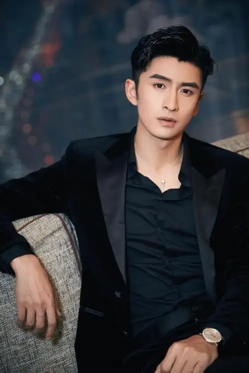 张云龙晒全新写真大片湿发造型荷尔蒙满溢性感爆棚