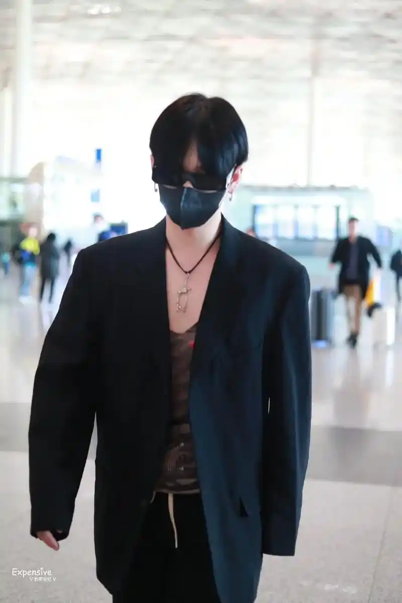 来看帅哥走秀#周震南 #音乐节 #机场#机场穿搭 #机场街拍 - 抖音