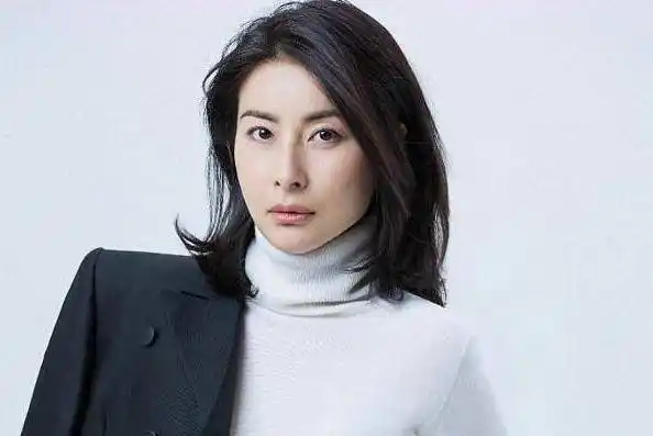 郭晶晶近照曝光,肤色偏暗眉毛浓,与霍启刚拍合影很甜蜜_跳水_夫妻