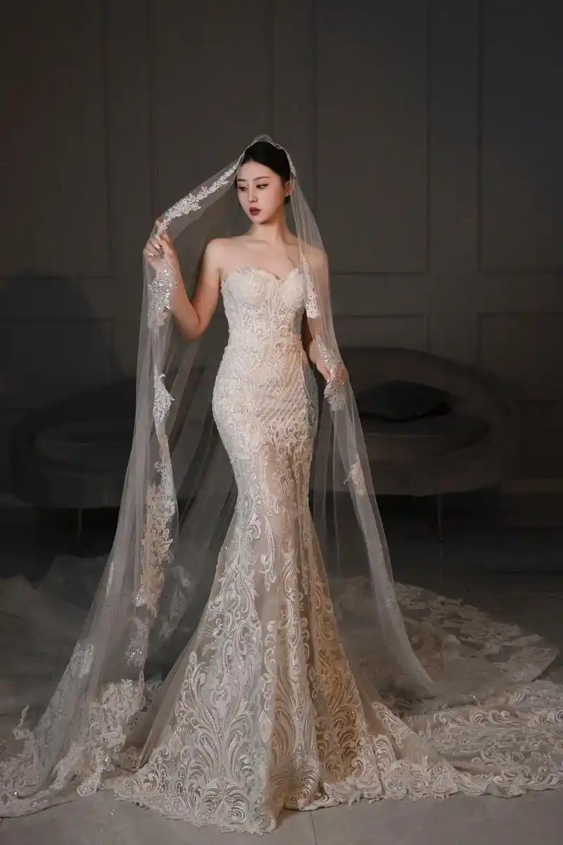 蕾丝鱼尾美妙,将手工蕾丝与意大利网纱结合,若隐若现#婚纱礼服 - 抖音