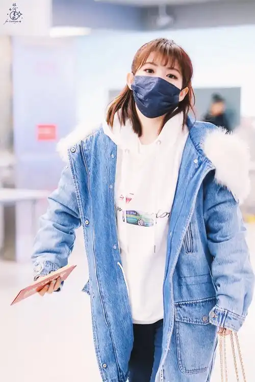 赖美云穿蓝色牛仔衣内搭白色卫衣现身机场,戴着黑色口罩遮面