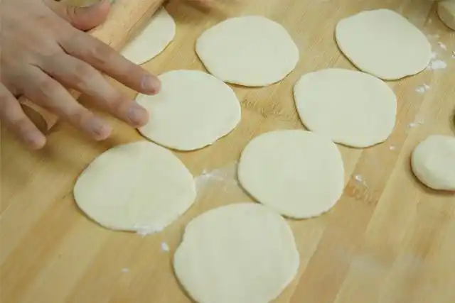 第六步:包饺子,将调好的饺子馅放在面皮上,包成自己喜欢的形状,素饺子