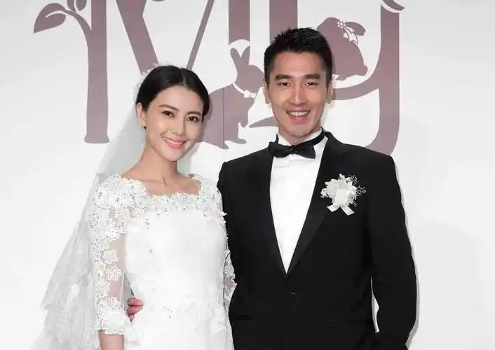 赵又廷和高圆圆公园玩甜蜜,额头一吻时间仿佛凝固沉寖甜蜜氛围中