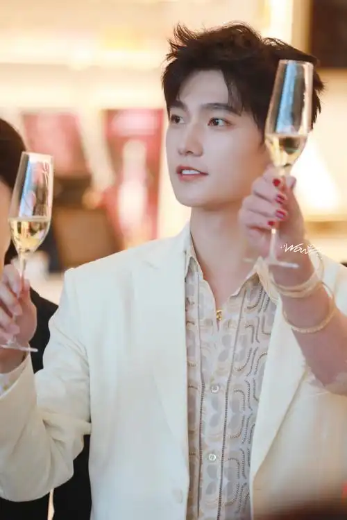 杨洋超话#杨洋花卉刺绣白西装#海边有风浪,心中有晴天,眼里是阳光