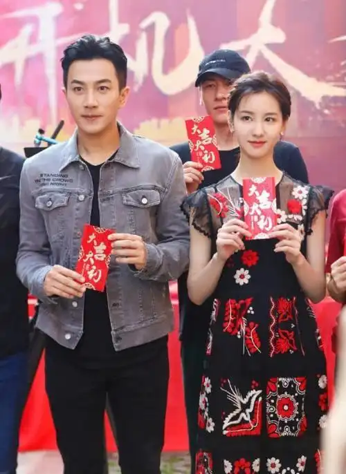 40多岁的刘恺威和20多岁的陈都灵同框