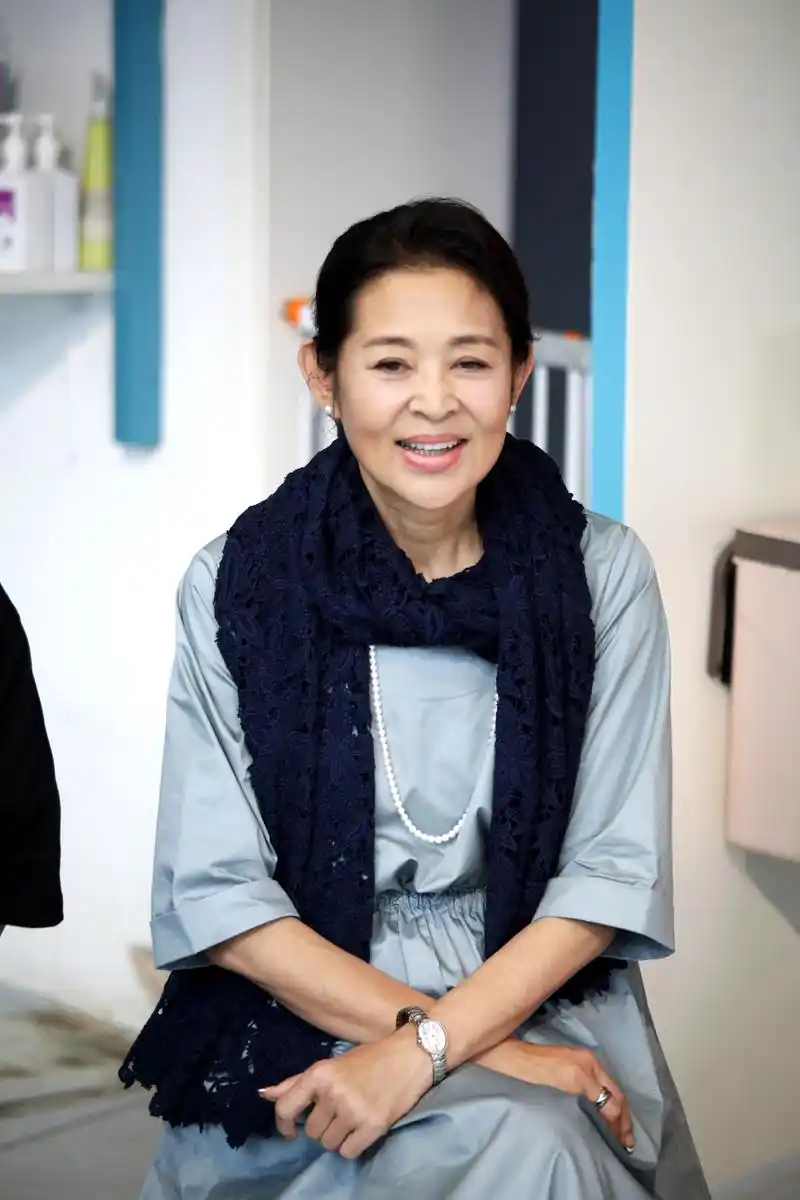 原创61岁倪萍用力过猛反戴棒球帽配链条眼镜气质和打扮太违和