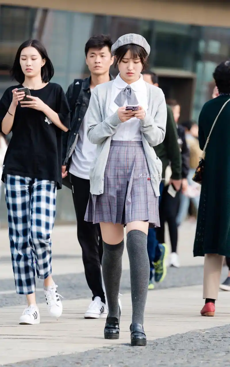 格子裙白衬衫过膝长筒袜青春活力