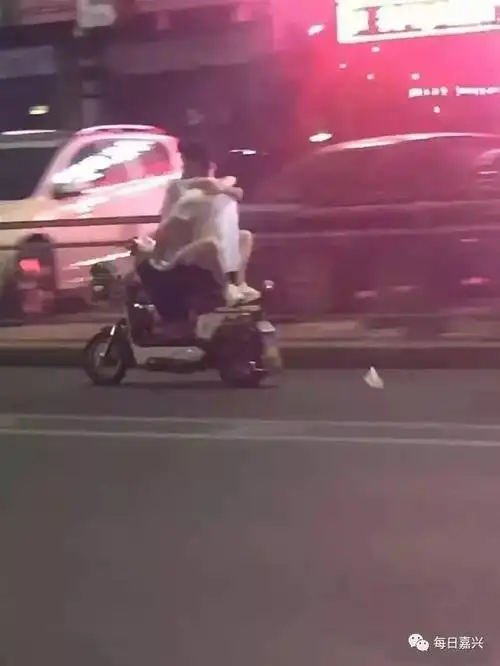 彻底火了,长安街头一对年轻男女玩"车震",高难度动作看呆路人.