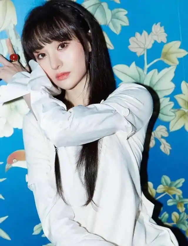 郑爽cos太阳女神满脸的胶原蛋白水灵灵的