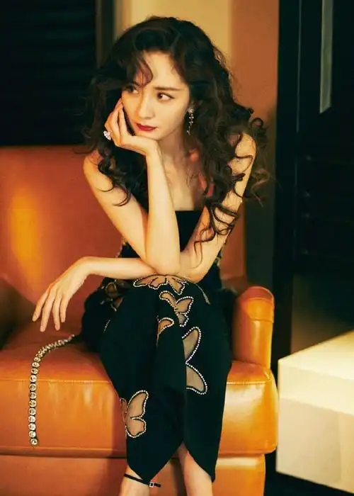 杨幂穿蝴蝶镶钻复古长裙托腮凝眸高贵典雅