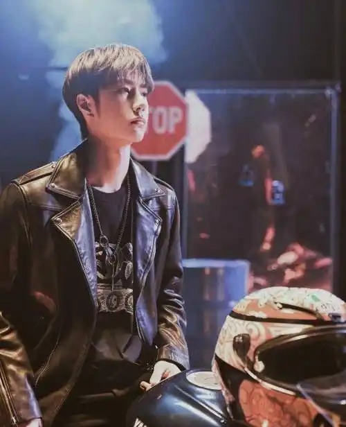 原创184cm邓伦和180cm王一博双双挑战皮衣造型韩系长腿美男大pk