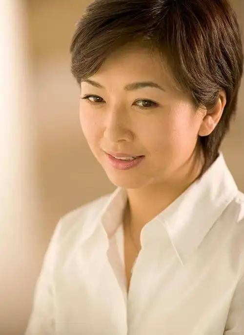 2003年凭借情感剧《永不放弃》获得第22届飞天奖优秀女演员奖.