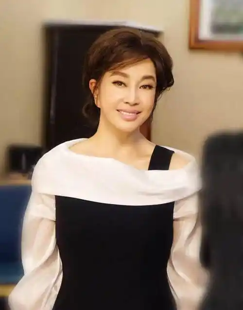 刘晓庆获第52届休斯敦电影节"终身成就奖",笑得"合不拢嘴"_美国_国际