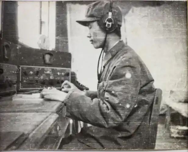 赵俊甫照了一张报务员的工作照