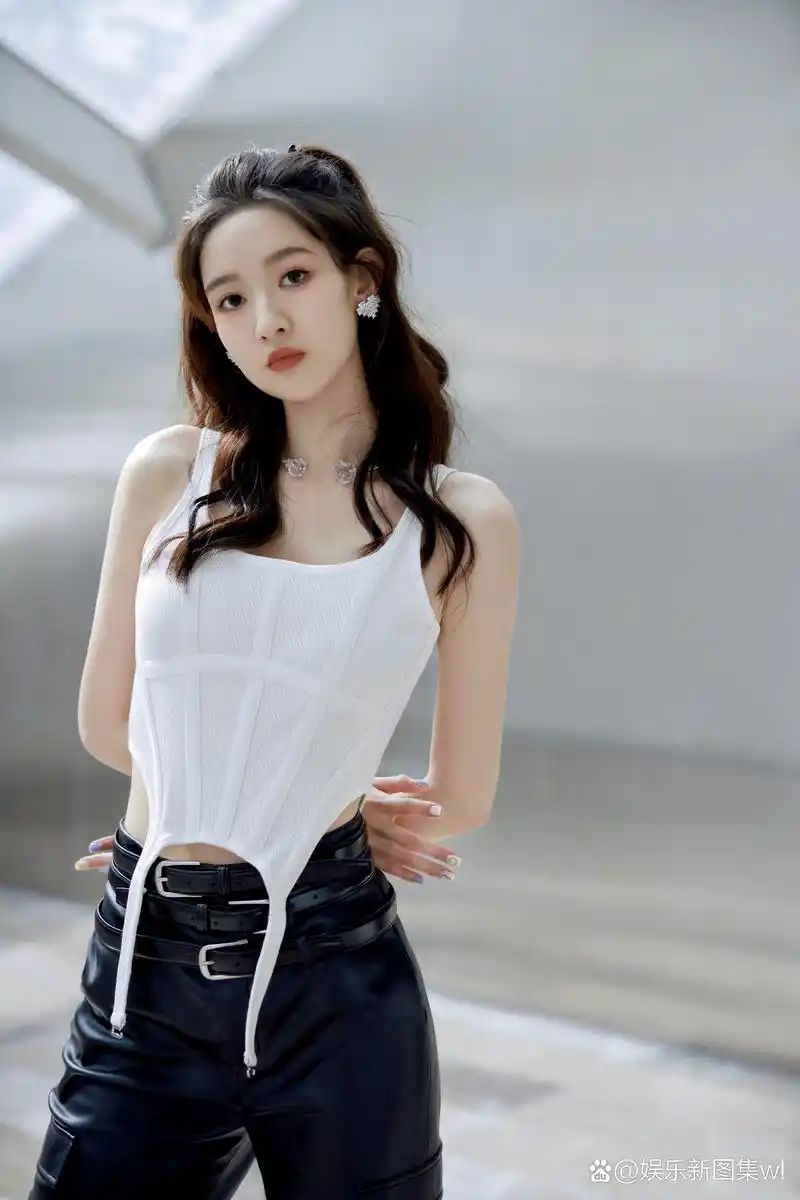 王玉雯黑白时尚穿搭,又酷又美#王玉雯