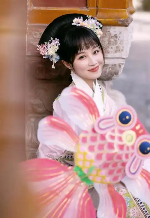 好看的照片一定要拍起来,这次蓝盈莹穿得不是现代服装,而是变成了古装