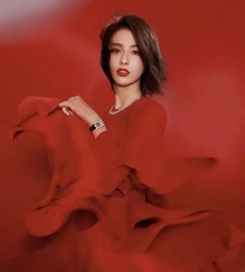 佟丽娅近照美出新高度红色西装魅力十足美得像初恋一样