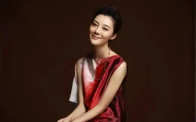 她是邓超前妻北影校花和首富离婚拿3亿分手费38岁复出依旧气质超群