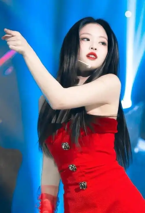 最适合红色的blackpink的jennie,红玫瑰造型真的是太绝了!