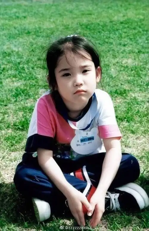 iu童年照曝光从小就是高颜值粉雕玉琢圆润可爱