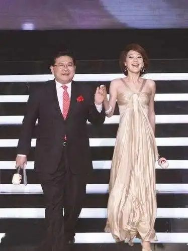 早前的王冠,曾在央视任职过一段时间,但是后来也渐渐退出了主持人的