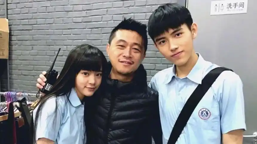 欧阳娜娜陈飞宇《秘果》杀青 花絮照青春阳光cp配一脸-综艺-高清视频