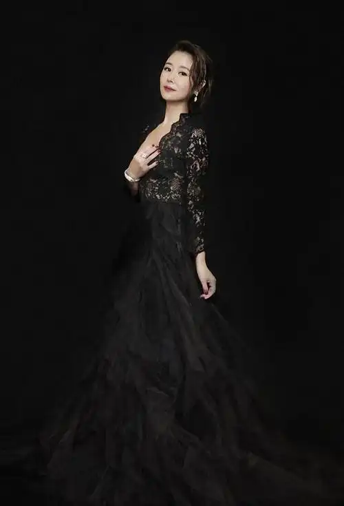 辣妈林心如太惊艳了,穿黑色v领蕾丝礼裙秀身材,魅惑又迷人