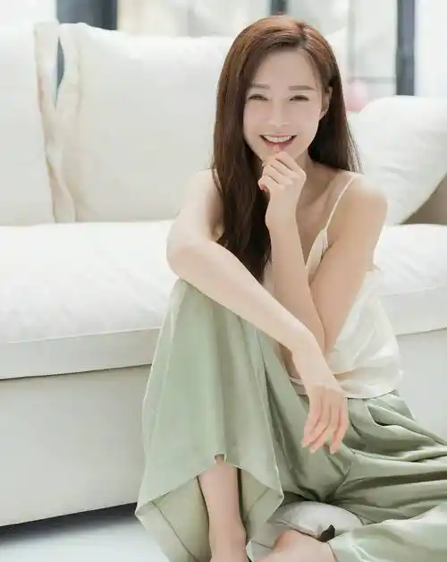 沈梦辰,1989年出生于中国湖南省,身高171厘米,体重52公斤.