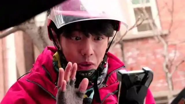 肖战《买耳朵》花絮:想哭的时候抬头望望天,眼泪就不会流出来了