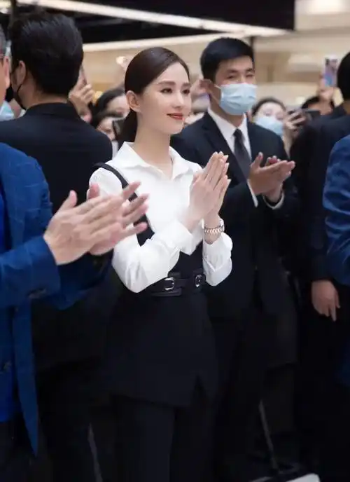 刘诗诗真不愧是辣妈,简单白衬衫穿出高级感,网友:气质太绝_色彩_基础