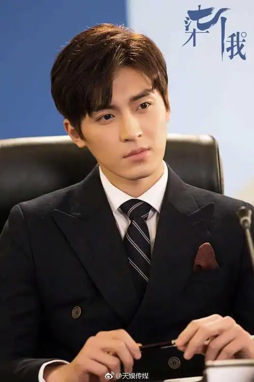 高泰宇 两张剧照,一张黑化前后对比,一张很随意的图