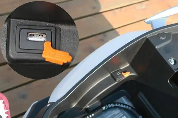 雅迪电动车的充电口在哪里?